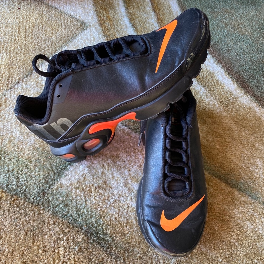 NIKE AIR MAX PLUS TN SE BLACK/ORANGE